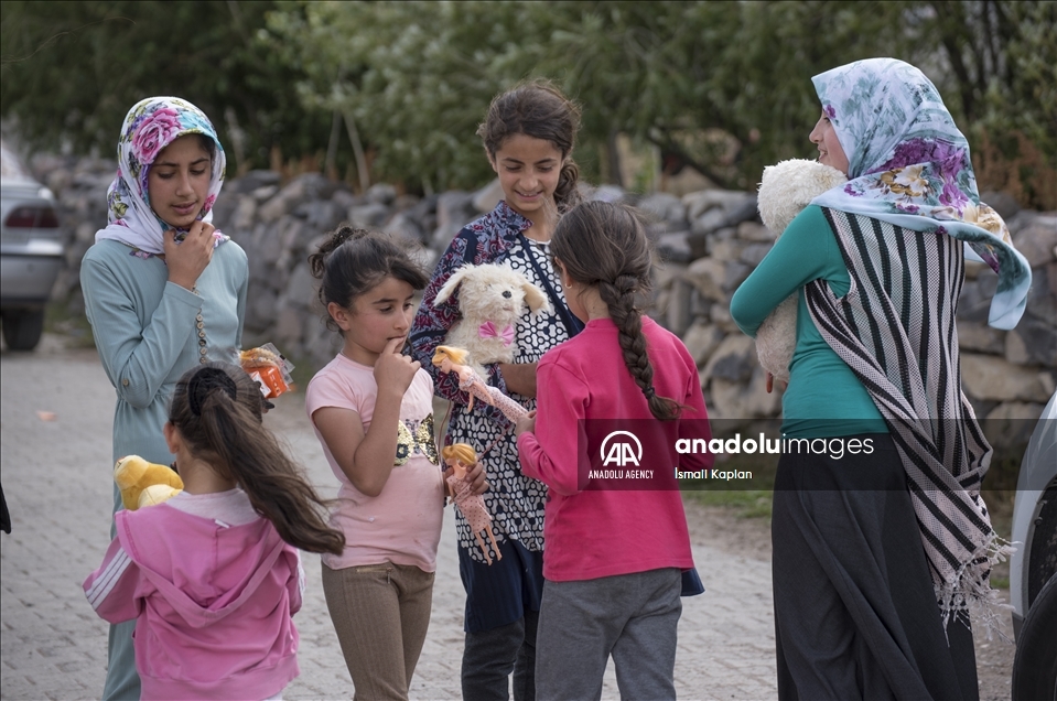 Xêrxwazan di Eyda Qurbanê da bi pêlîstokan dilê zarokên li gund xweş kirin