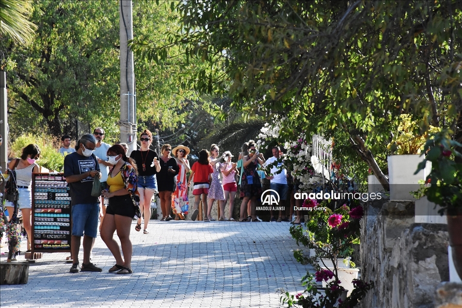 Ege ile Akdeniz'in buluştuğu Datça, bayramda nüfusunun dört katı turist ağırlıyor