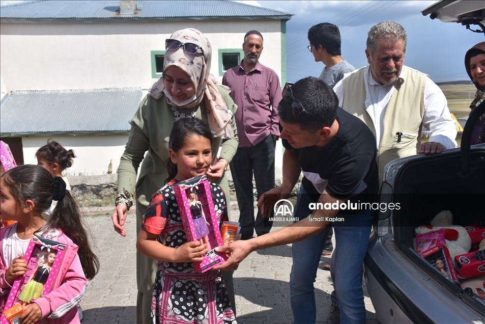 Köy çocukları yardımseverlerin hediyeleriyle çifte bayram yaşadı