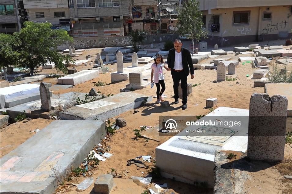 غزة.. "سوزي" تقضي العيد بجوار قبر أسرتها وبيتها المدمر
