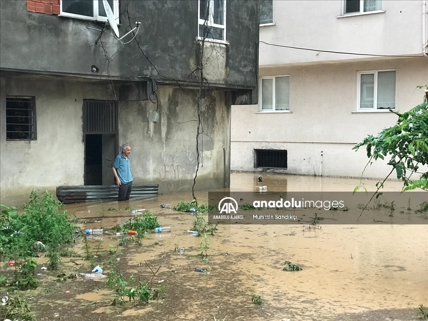 Rize'de sağanak nedeniyle dereler taştı, tarım arazileri ve yollarda hasar oluştu
