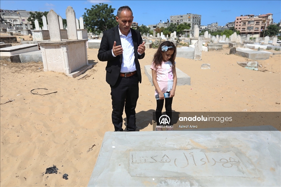 غزة.. "سوزي" تقضي العيد بجوار قبر أسرتها وبيتها المدمر