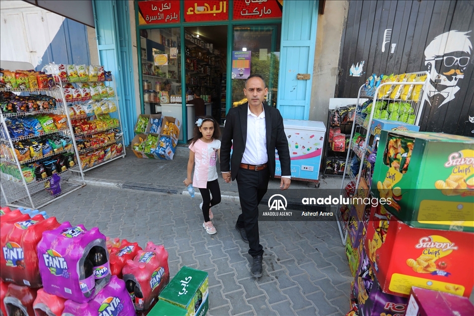 غزة.. "سوزي" تقضي العيد بجوار قبر أسرتها وبيتها المدمر