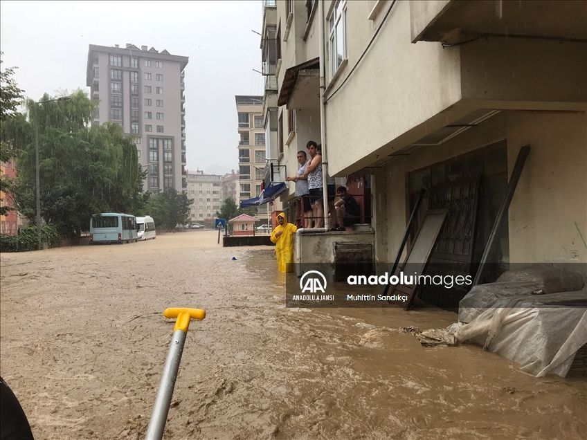 Arhavi'de ev, iş yeri ve araçlarında mahsur kalan vatandaşlar botlarla kurtarıldı