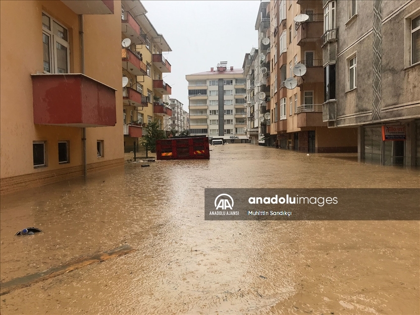Arhavi'de ev, iş yeri ve araçlarında mahsur kalan vatandaşlar botlarla kurtarıldı