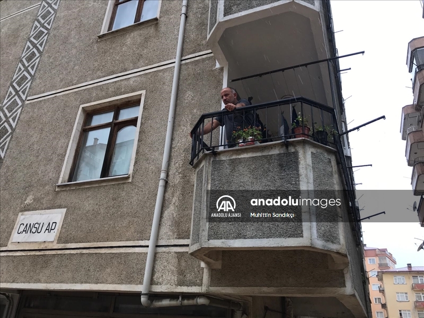 Arhavi'de ev, iş yeri ve araçlarında mahsur kalan vatandaşlar botlarla kurtarıldı
