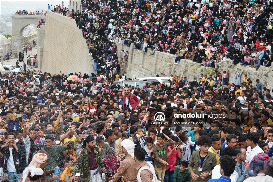 Yemen'in Taiz kentinde yüzlerce kişi Kurban Bayramı'nı Kahire Kalesi'ndeki müzik festivaliyle kutladı