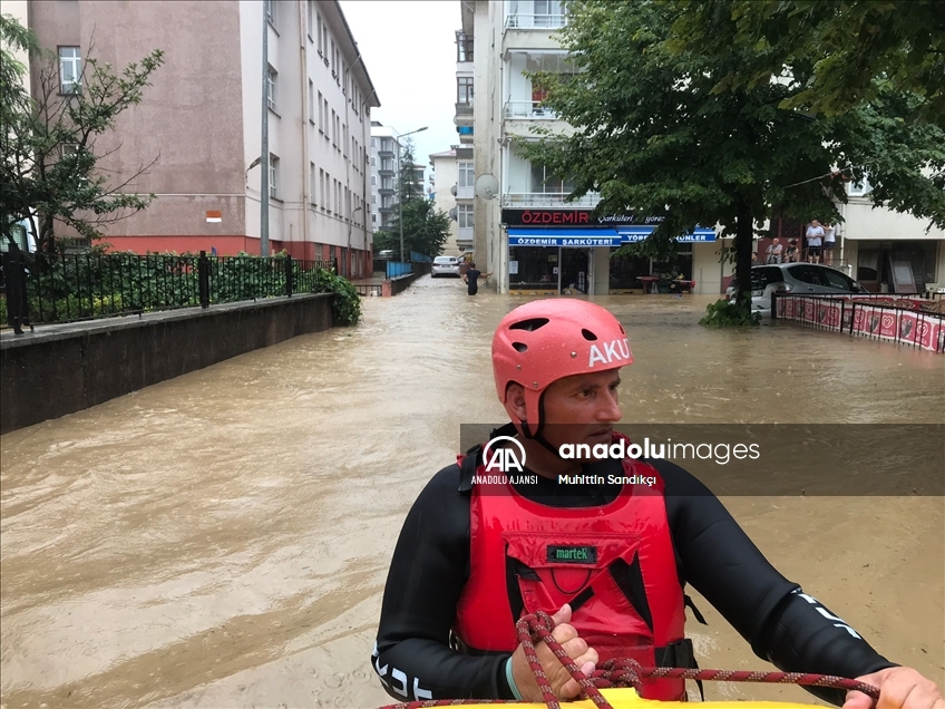 Arhavi'de ev, iş yeri ve araçlarında mahsur kalan vatandaşlar botlarla kurtarıldı