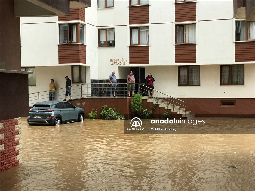 Rize'de sağanak nedeniyle dereler taştı, tarım arazileri ve yollarda hasar oluştu