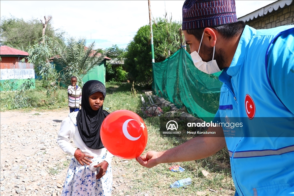 "أرض الصومال".. وقف تركي يمد يد العون للمحتاجين في العيد