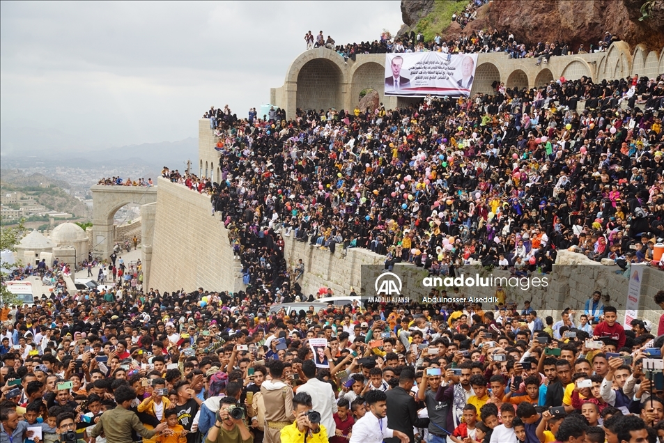 Yemen'in Taiz kentinde yüzlerce kişi Kurban Bayramı'nı Kahire Kalesi'ndeki müzik festivaliyle kutladı