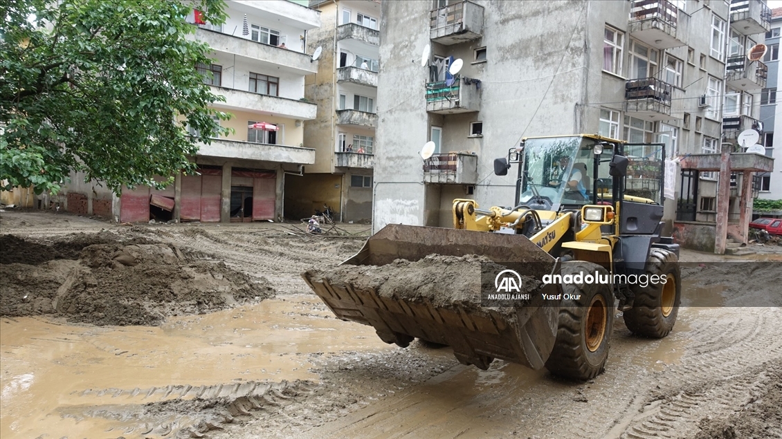 Arhavi'de hasar tespit ve temizlik çalışmaları devam ediyor