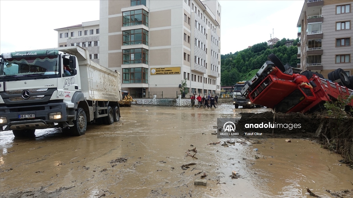 Arhavi'de hasar tespit ve temizlik çalışmaları devam ediyor