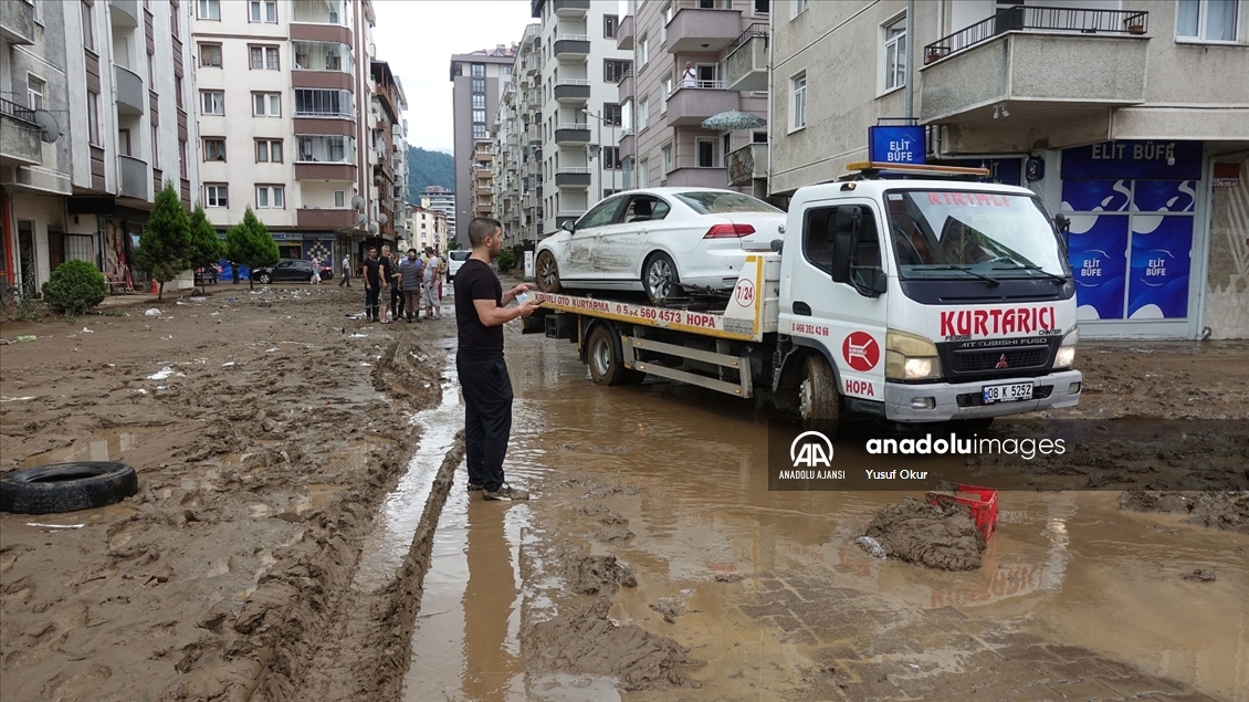 Arhavi'de hasar tespit ve temizlik çalışmaları devam ediyor