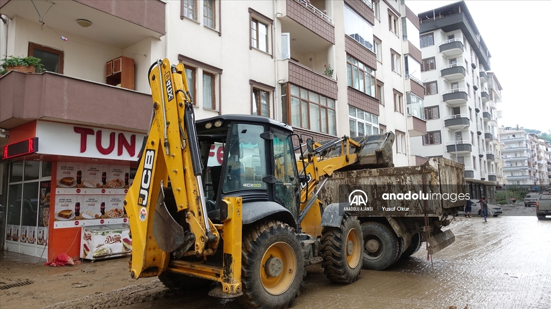 Arhavi'de hasar tespit ve temizlik çalışmaları devam ediyor