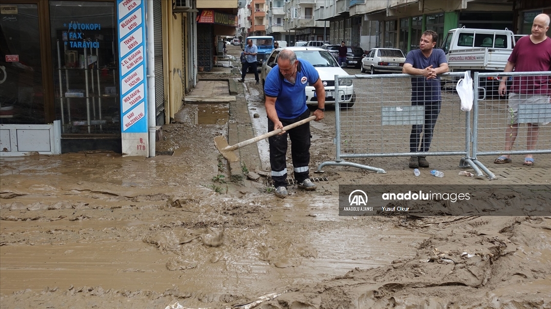 Arhavi'de hasar tespit ve temizlik çalışmaları devam ediyor