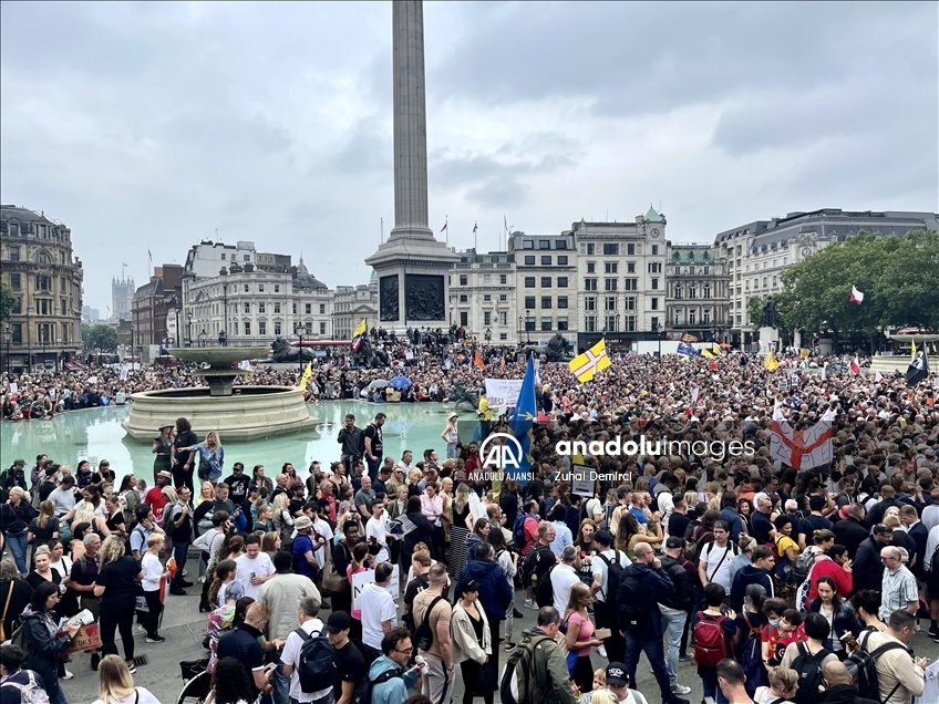 Kovid-19 önlemleri ve aşı karşıtları Londra’da protesto gösterisi düzenledi