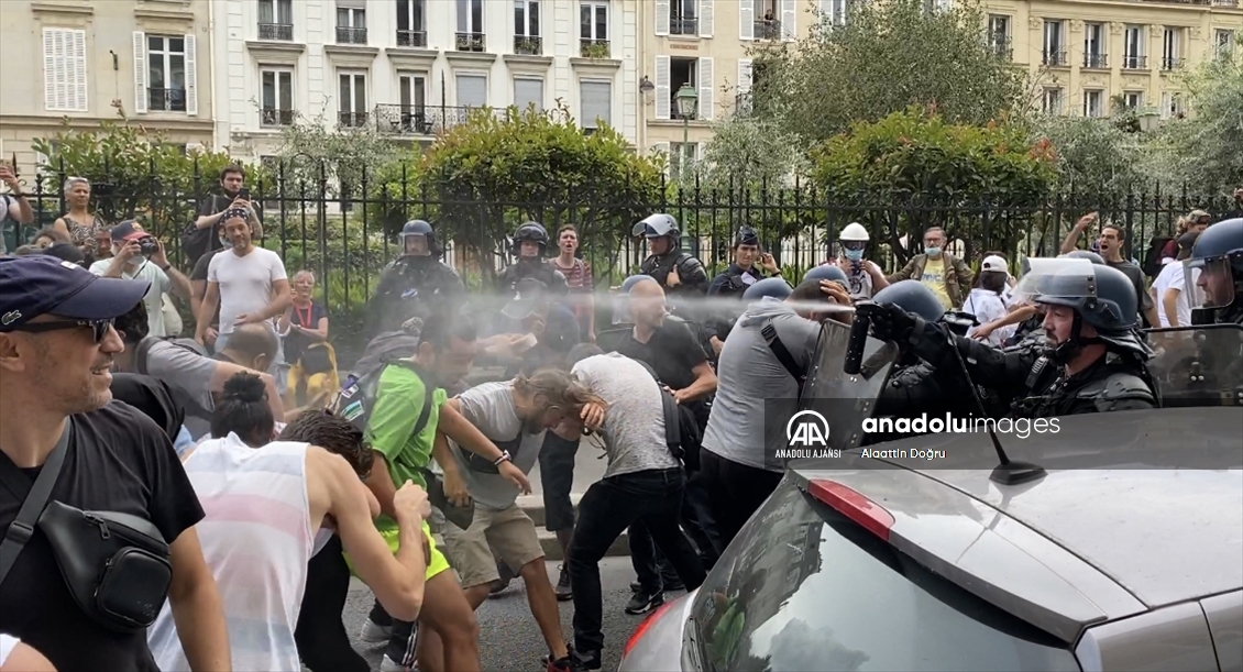 Fransa'nın dört bir yanında Kovid-19 zorunlu aşı karşıtları yine meydanlarda