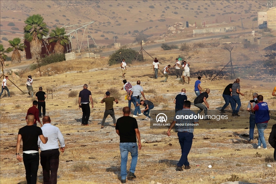 Batı Şeria'da Filistinli göstericiler ile Yahudi yerleşimciler arasında çatışma yaşandı
