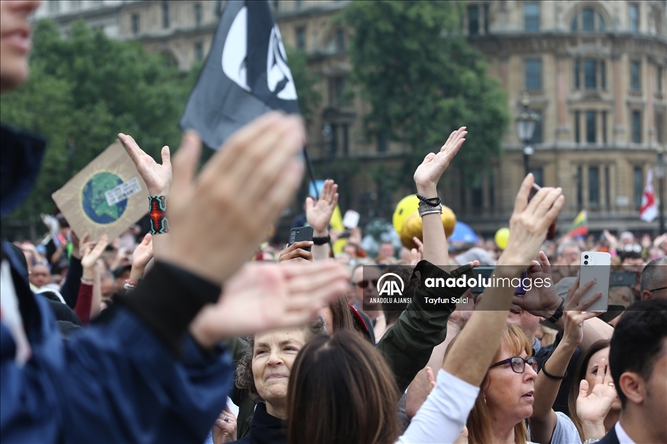 Kovid-19 önlemleri ve aşı karşıtları Londra’da protesto gösterisi düzenledi