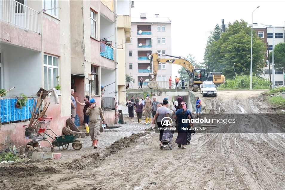 Arhavi'de hasar tespit ve temizlik çalışmaları devam ediyor