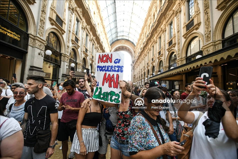 İtalya'da aşı sertifikası zorunluluğu protesto edildi