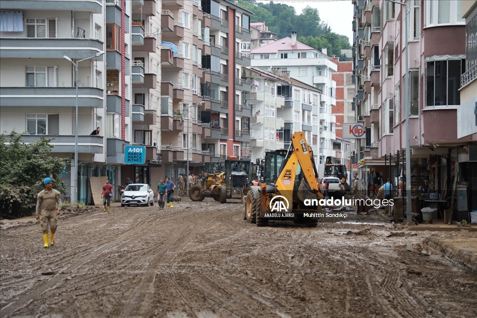 Arhavi'de hasar tespit ve temizlik çalışmaları devam ediyor