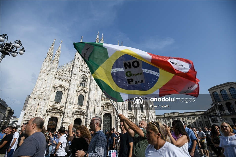 İtalya'da aşı sertifikası zorunluluğu protesto edildi