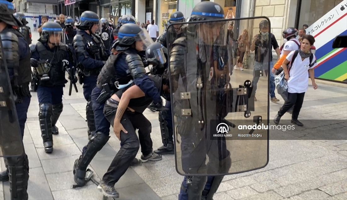 Fransa'nın dört bir yanında Kovid-19 zorunlu aşı karşıtları yine meydanlarda