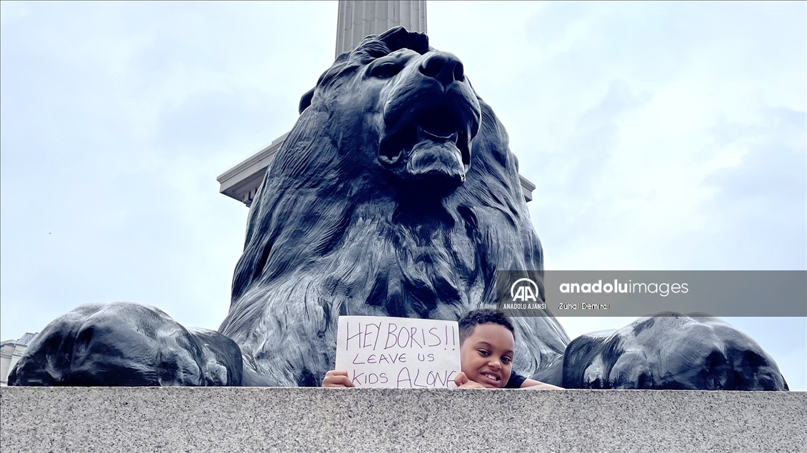 Kovid-19 önlemleri ve aşı karşıtları Londra’da protesto gösterisi düzenledi