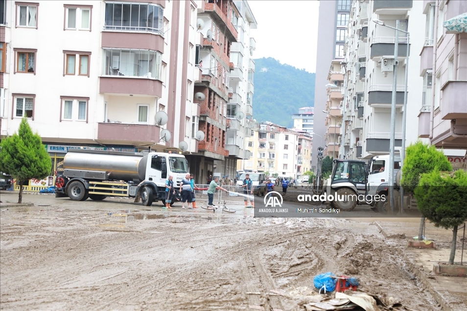 Arhavi'de hasar tespit ve temizlik çalışmaları devam ediyor