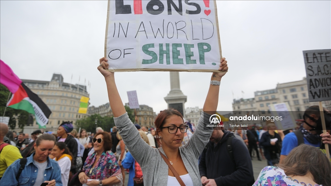 Kovid-19 önlemleri ve aşı karşıtları Londra’da protesto gösterisi düzenledi