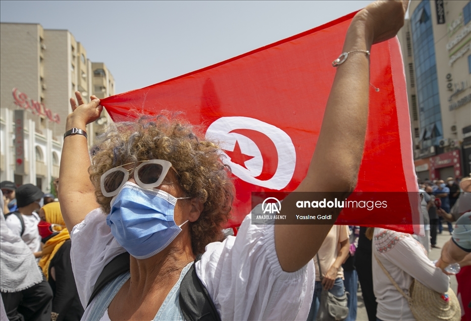 تونس.. المئات يحتجون للمطالبة برحيل الحكومة وحلّ البرلمان