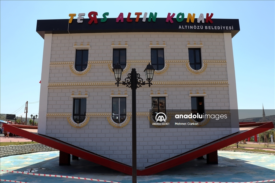 تركيا.. "البيت المقلوب" يستقطب آلاف الزوار في هطاي