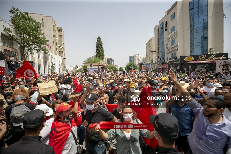 تونس.. المئات يحتجون للمطالبة برحيل الحكومة وحلّ البرلمان