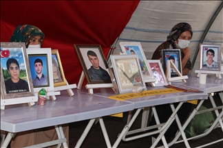 Dayikên Diyarbekirê yên ku çalakiya rûniştinê didomînin zarokên xwe dixwazin