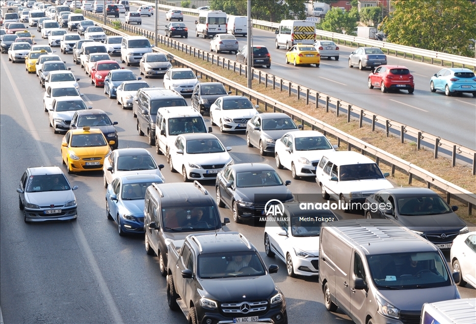 İstanbul'da bayram tatilinin sona ermesiyle trafikte yoğunluk arttı