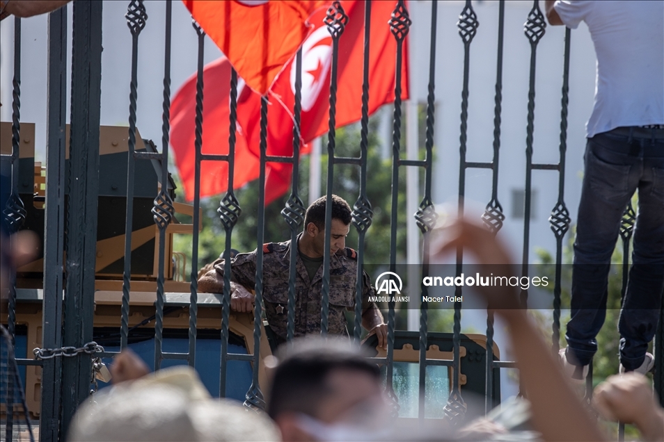 Tunus emniyet güçleri Meclis önünde toplanan darbe karşıtları ve destekçilerine müdahalede bulundu