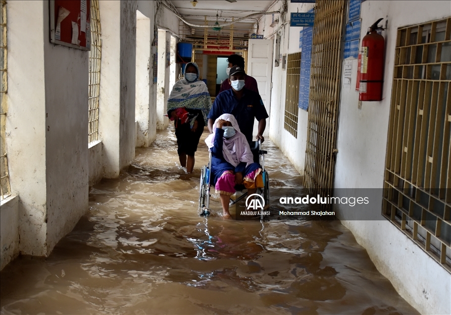 Bangladeş'te yağışlar sele neden oldu