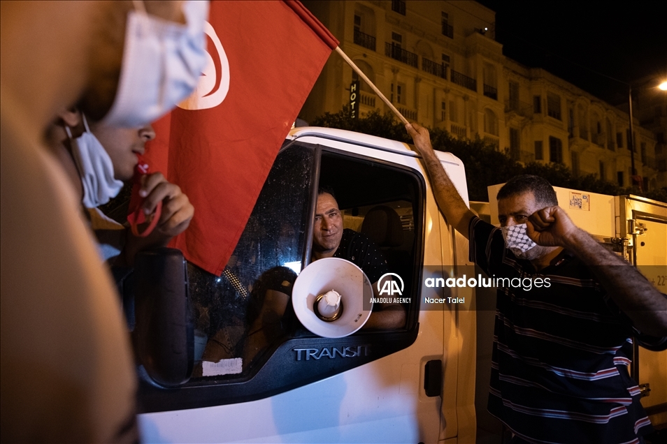 تونسيون يعبرون عن تأييدهم لقرارات قيس سعيد