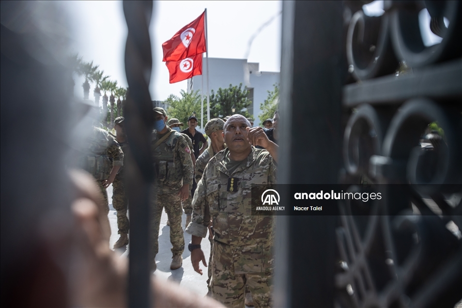 Полиция применила силу для разгона демонстрантов у парламента Туниса