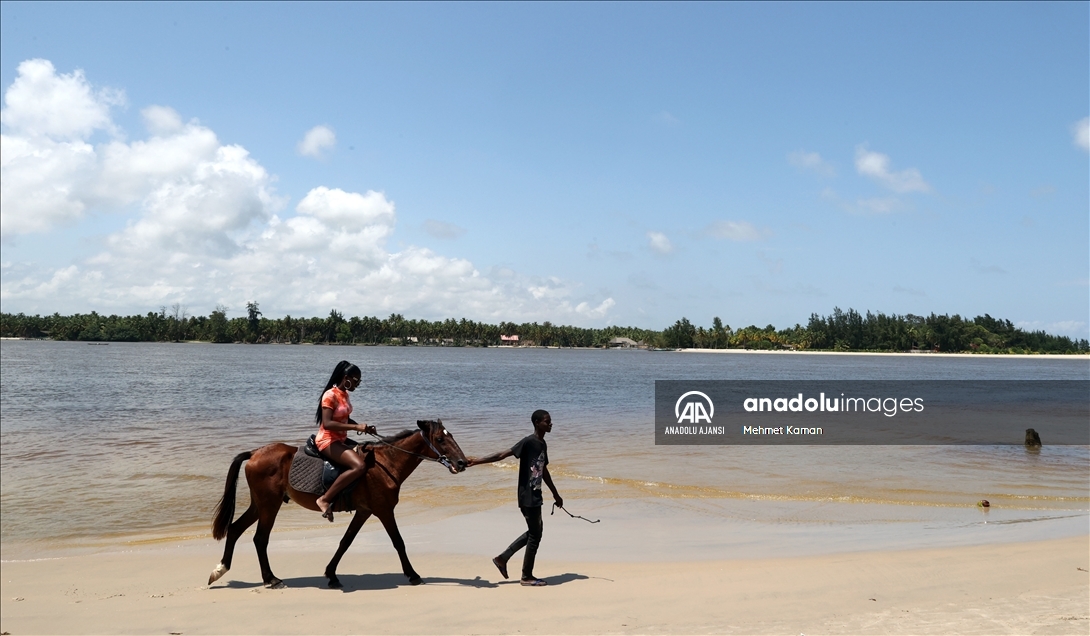 Fildişi Sahili'nin Atlas Okyanusu kıyıları yabancı turist bekliyor