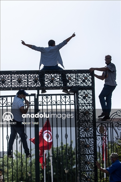 Полиция применила силу для разгона демонстрантов у парламента Туниса