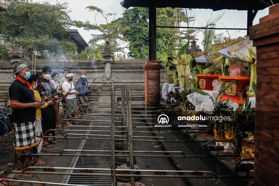 Crematorios masivos para incinerar cuerpos de víctimas de COVID-19 en Indonesia