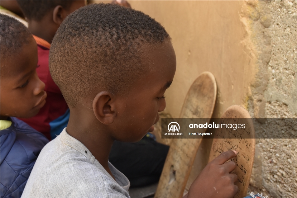 Hafızlar ülkesi Moritanya'da Kur'an eğitimi tahta levhalarla veriliyor