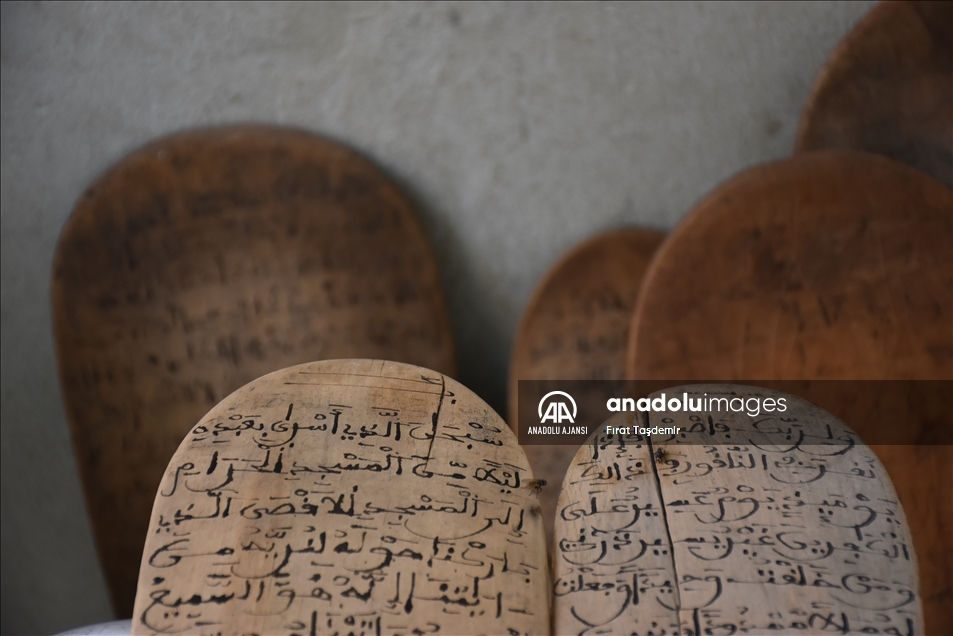Hafızlar ülkesi Moritanya'da Kur'an eğitimi tahta levhalarla veriliyor