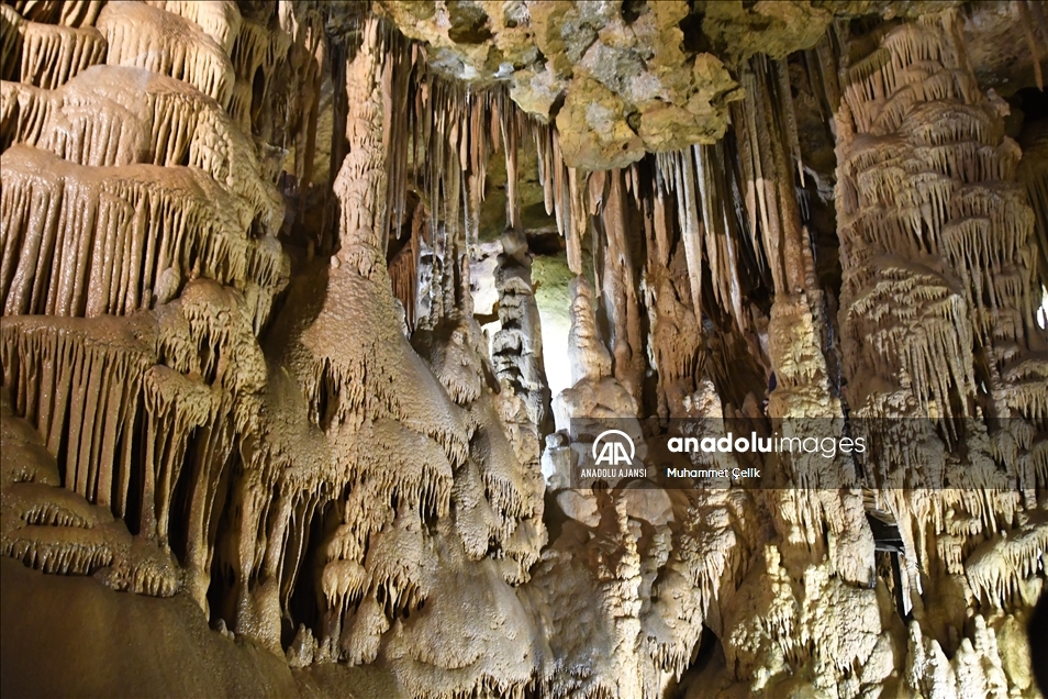 Gümüşhane'deki Karaca Mağarası'nı bayram tatilinde 15 bini aşkın kişi ziyaret etti