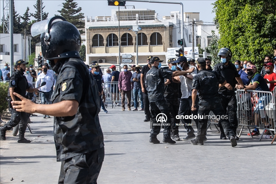 Tunus emniyet güçleri Meclis önünde toplanan darbe karşıtları ve destekçilerine müdahalede bulundu