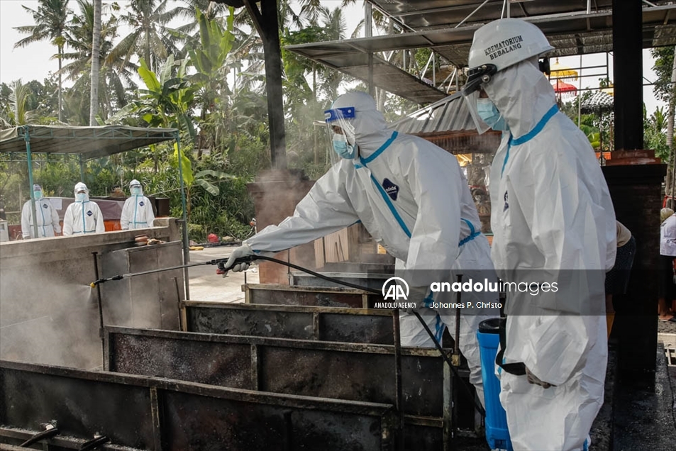 Crematorios masivos para incinerar cuerpos de víctimas de COVID-19 en Indonesia