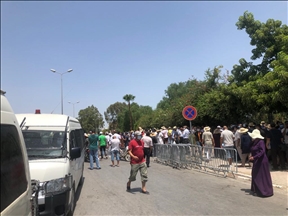 Les partisans de Kais Saied font face à ceux des partisans de Ennahdha devant le Parlement séparés par les forces de l 'ordre